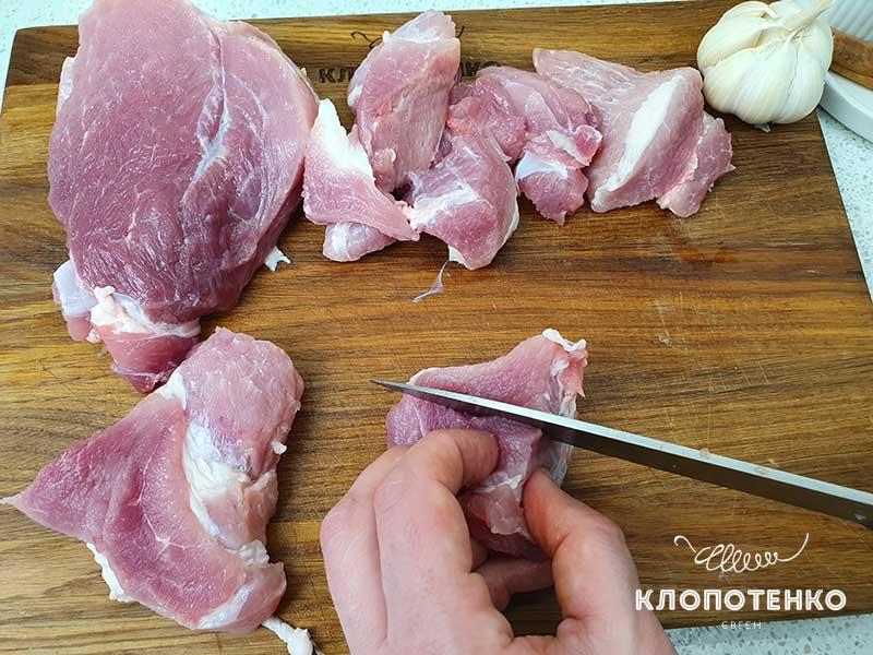 Нарежьте свинину