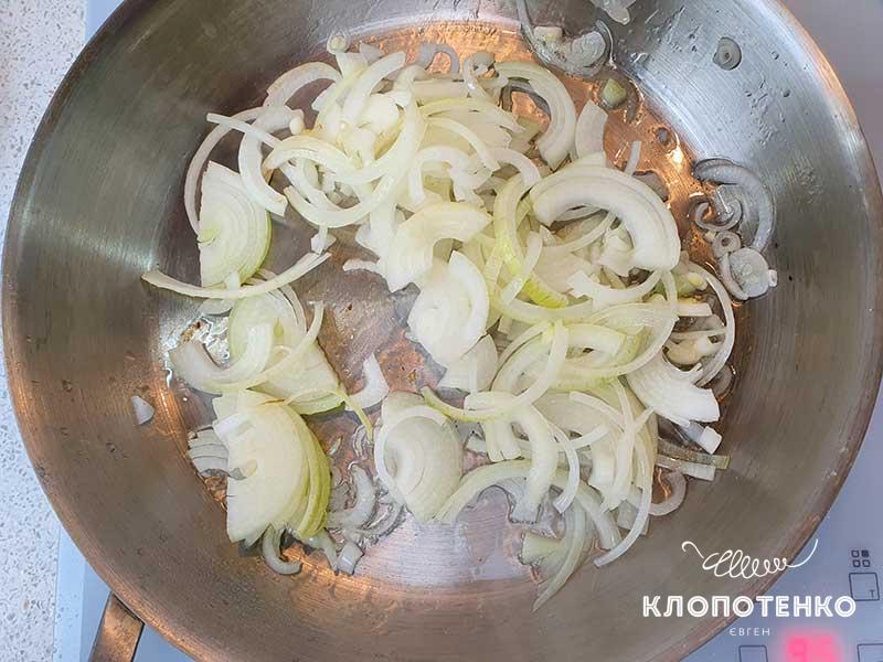 Обжарьте полукольца лука