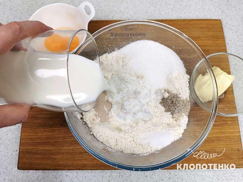 Соедините муку и дрожжи