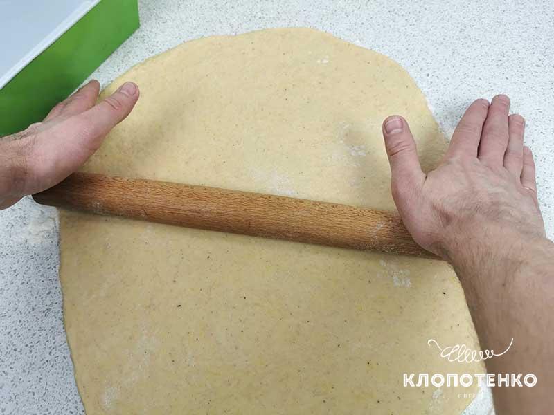 Раскатайте тесто в пласт