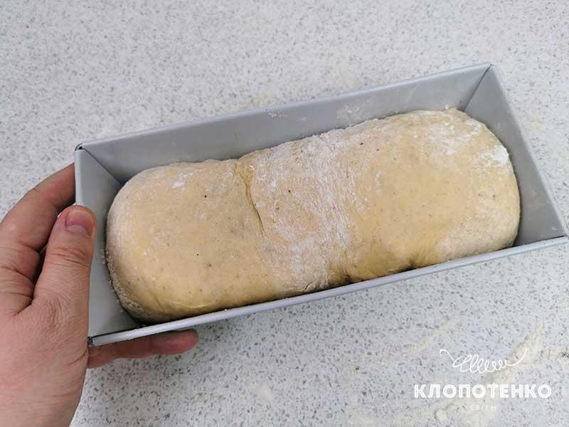 Положите рулет в форму для кекса