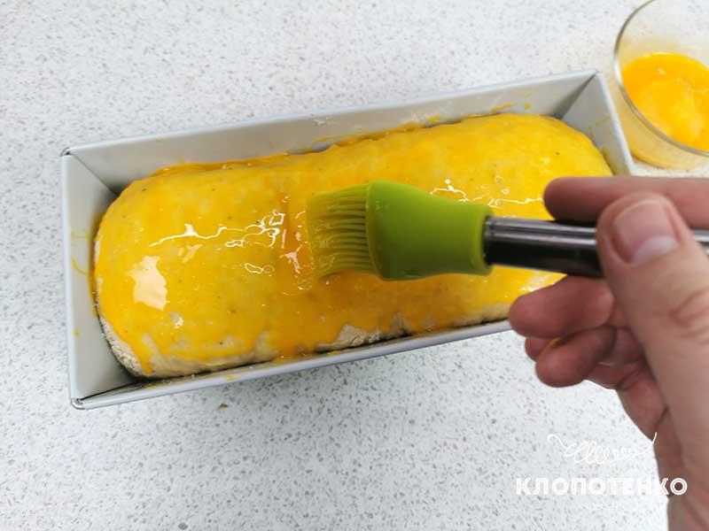 Смажьте рулет желтком