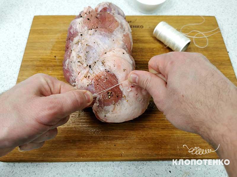 Мясо свяжите кулинарной веревкой
