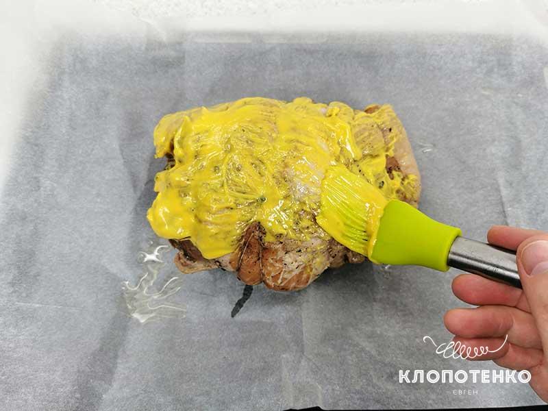 Смажьте мясо сладкой горчицей
