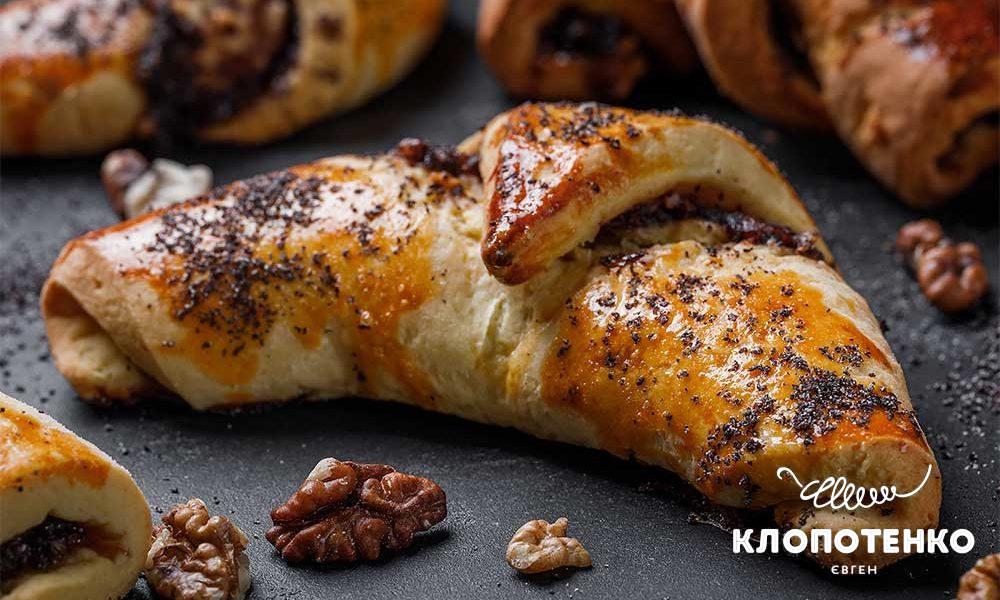 Kiflyky (rolls).