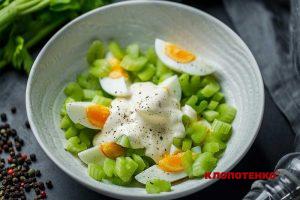 Салат з селерою і яйцем