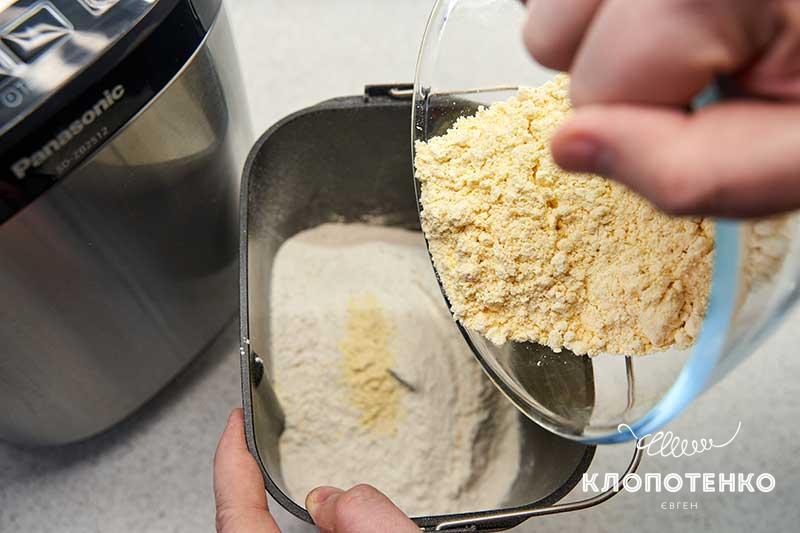 В чашу хлебопечки выложите сухие ингредиенты