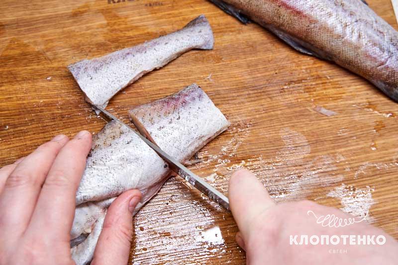 Нарежьте рыбу небольшими кусочками