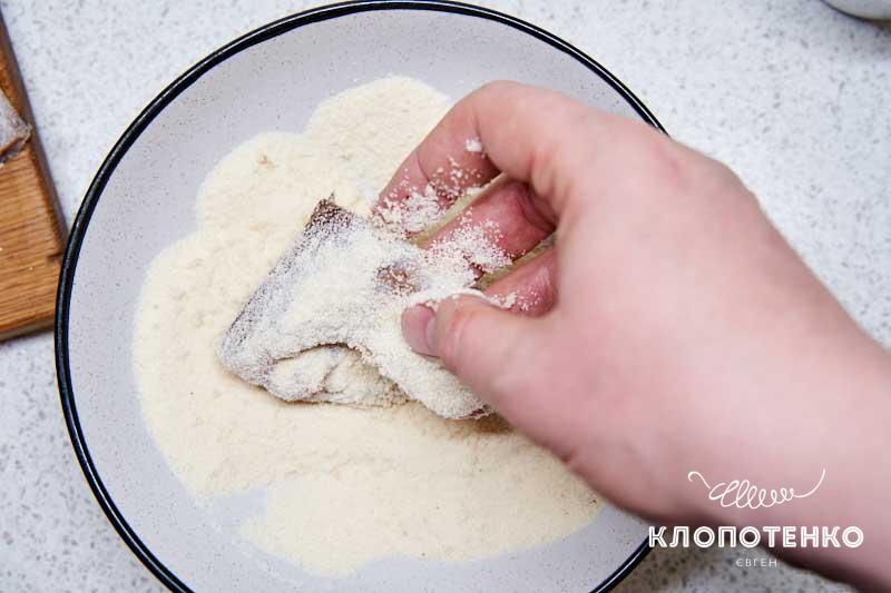 Каждый кусочек минтая запанируйте в манке