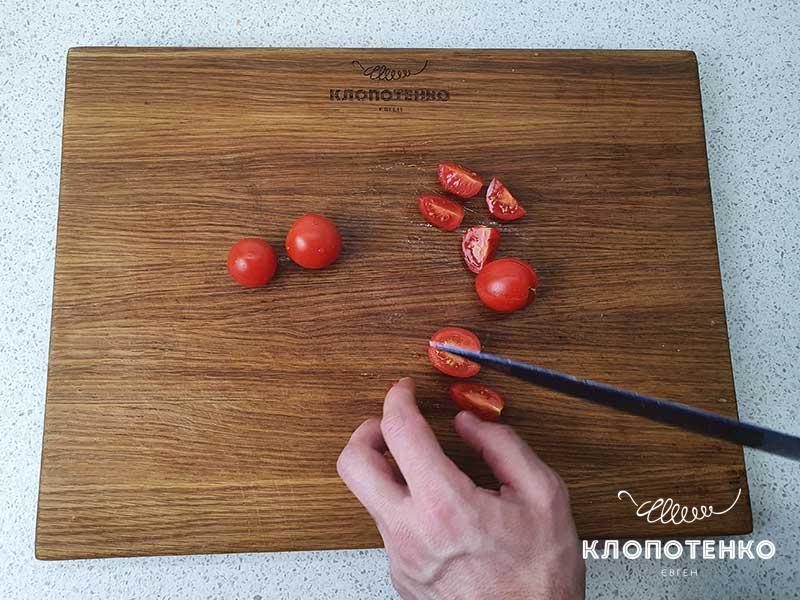 Нарежьте томаты