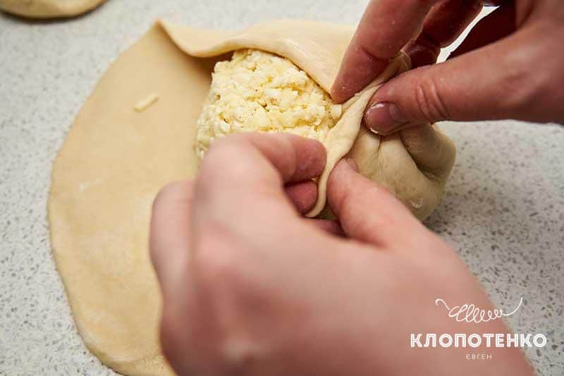 Сформируйте пирог с сыром