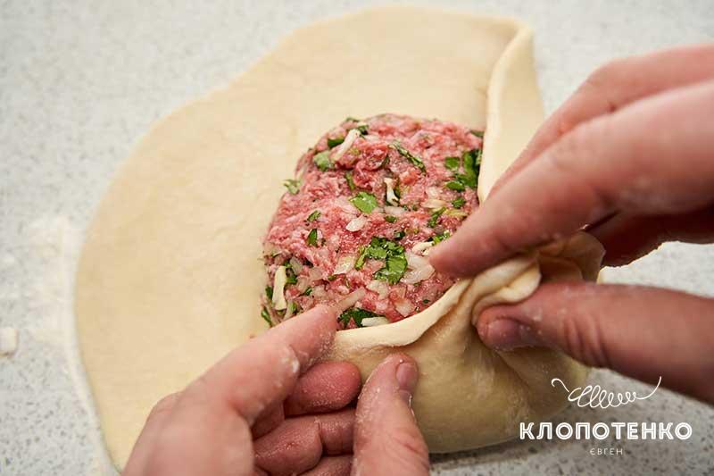 Сформируйте пирог с мясом