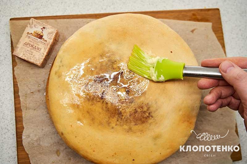 Смажьте пирог маслом