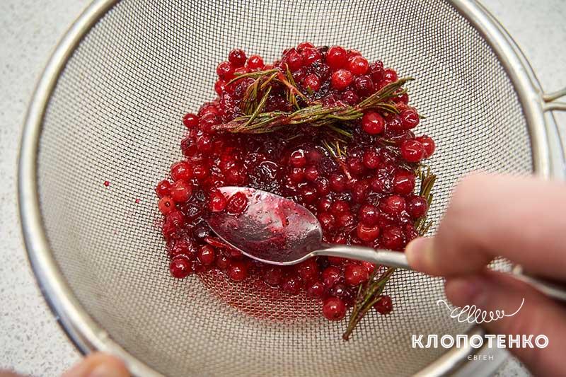 Перетрите соус через сито