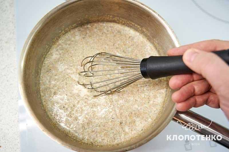 Сливки с молоком доведите практически до кипения