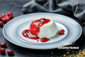 Панна котта с ромашкой и соусом из клюквы