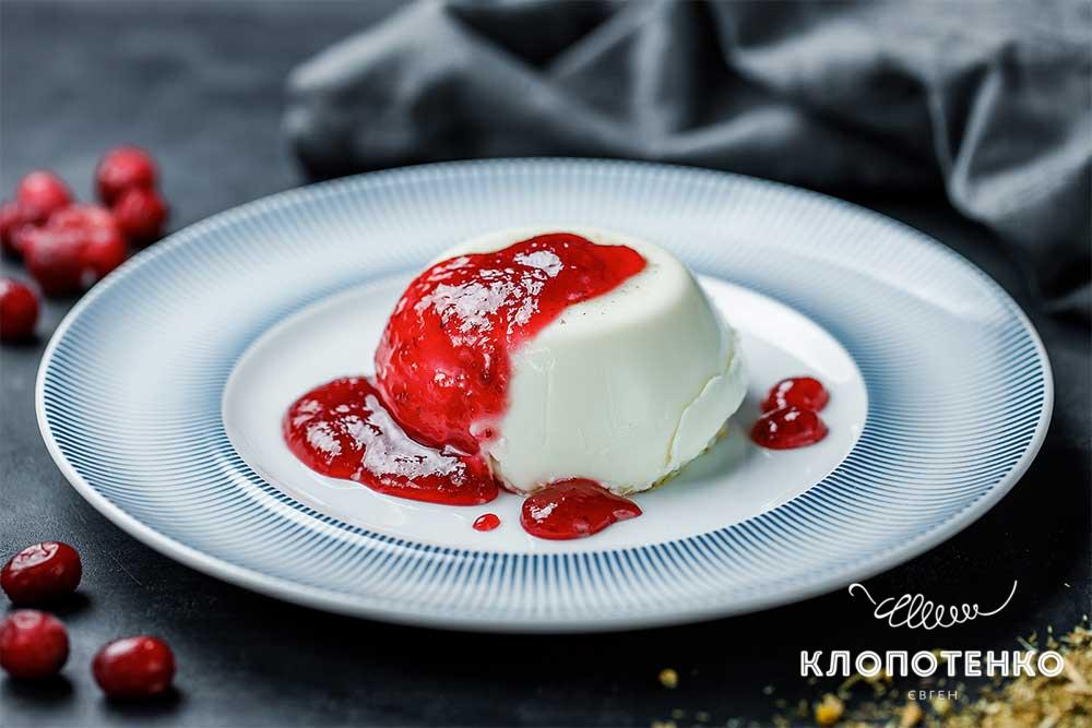 Панна котта с ромашкой и соусом из клюквы