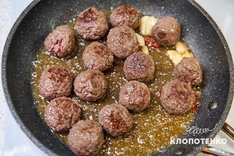 Добавьте шарики из фарша в сковороду