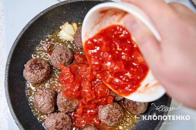 Добавьте томаты пелати