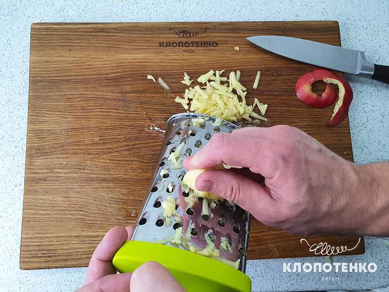 Натрите яблоки