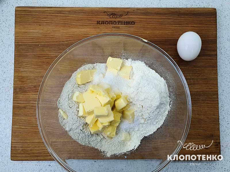 Соедините муку и масло