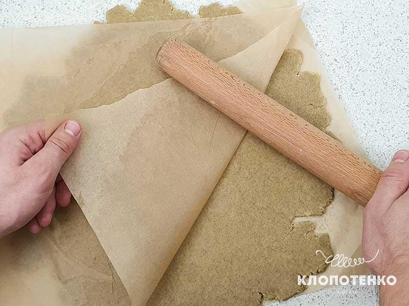 Раскатайте тесто
