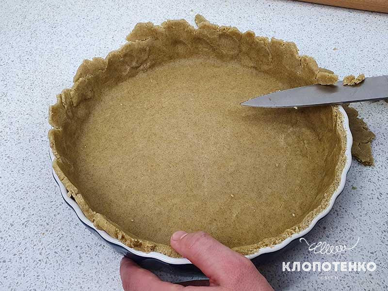 Ножом срежьте лишнее тесто