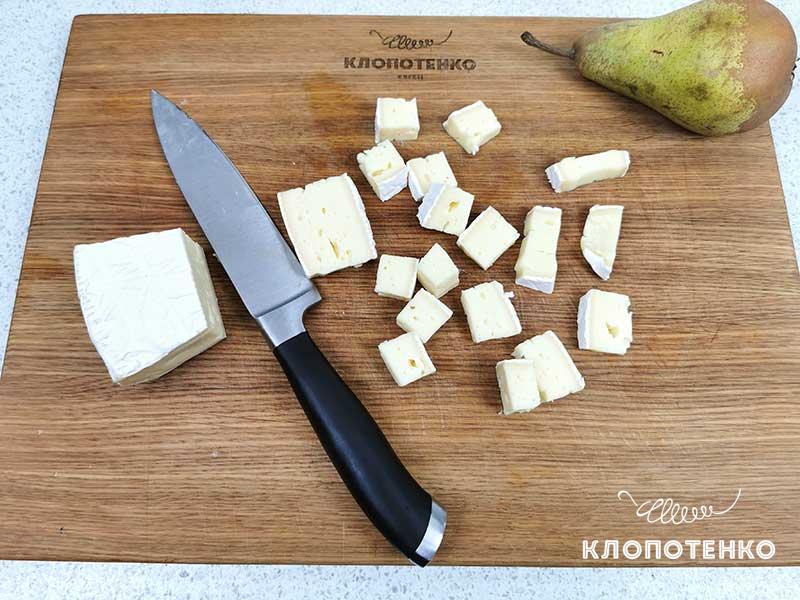 Порежьте бри