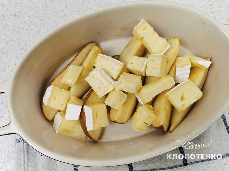 Выложите сыр к грушам