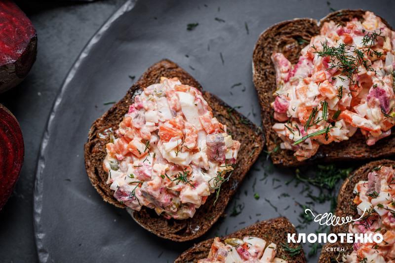 Закуска з оселедцем, каперсами та майонезом