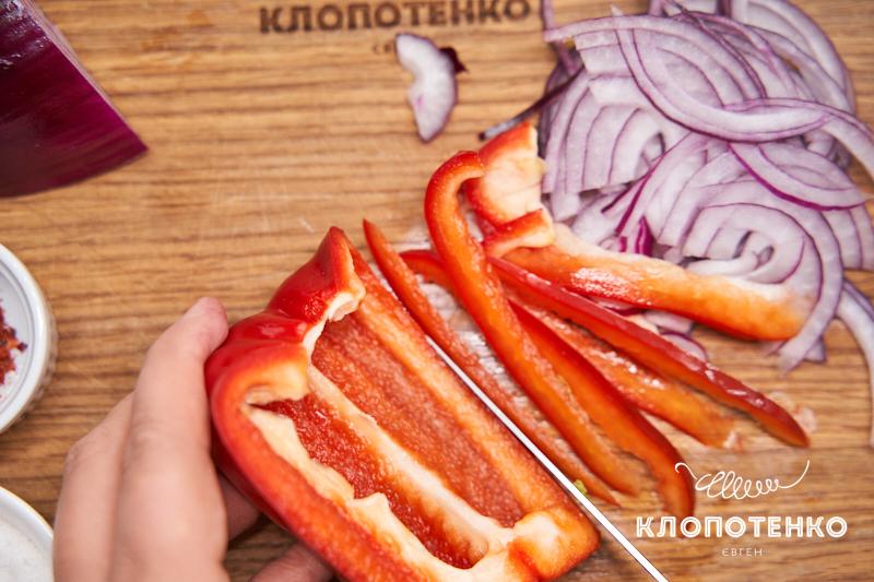 Нарежьте перец и лук