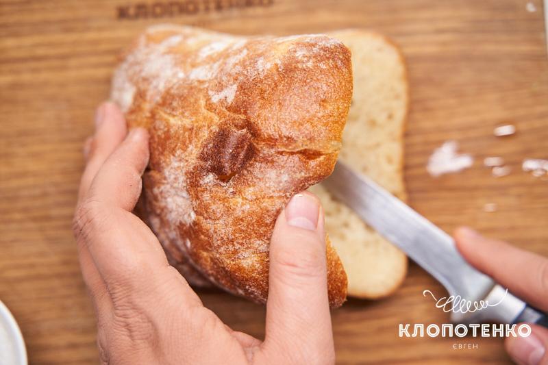 Булочки разрежьте пополам