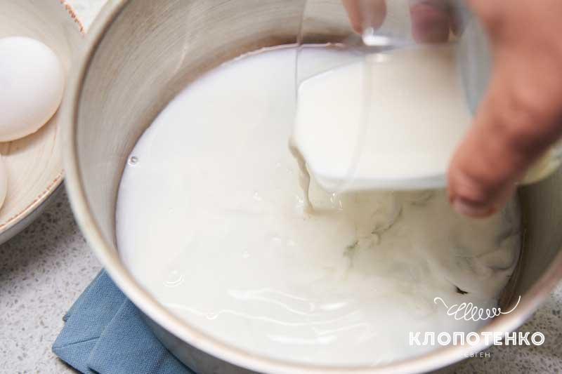 Соедините молоко, воду и сахар