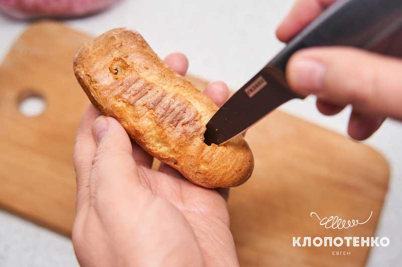В готовых эклерах сделайте два отверстия