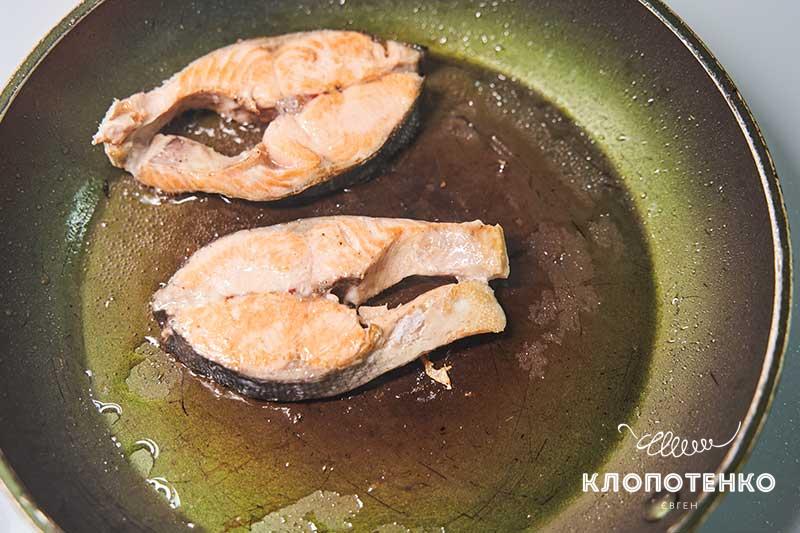 Обжарьте стейки горбуши