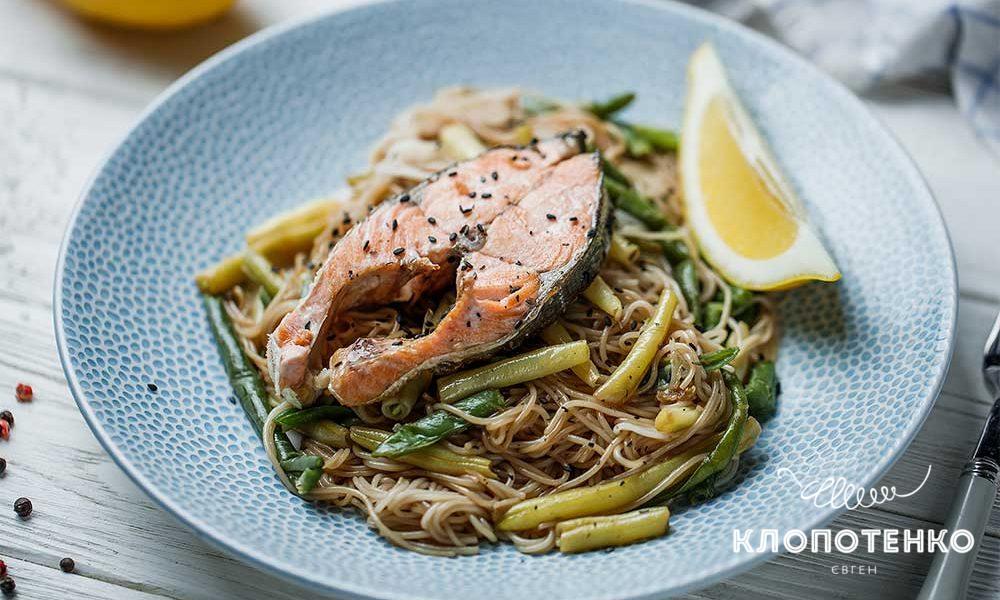 Стейк горбуши с рисовой лапшой, спаржевой фасолью и кунжутом