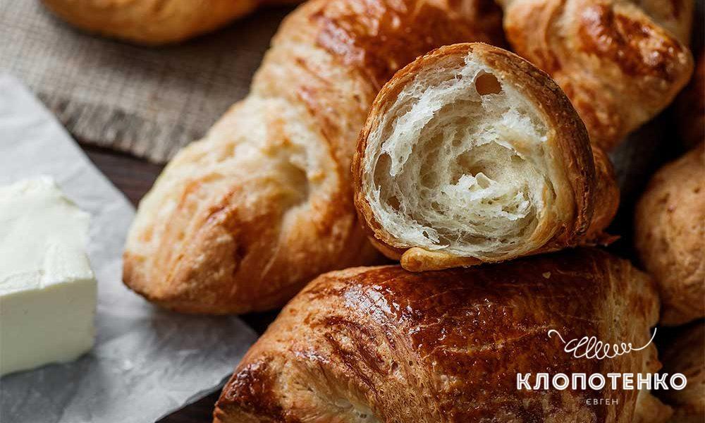 Круасани з листкового дріжджового тіста