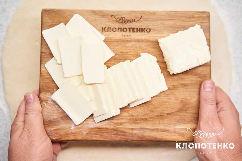 Нарежьте масло