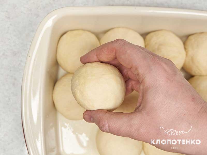Выложите пампушки в форму