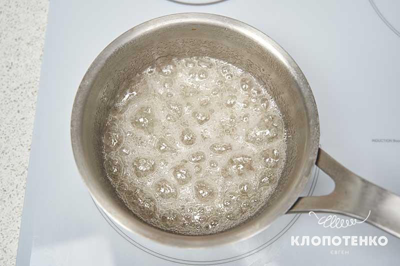 Сварите сахарный сироп