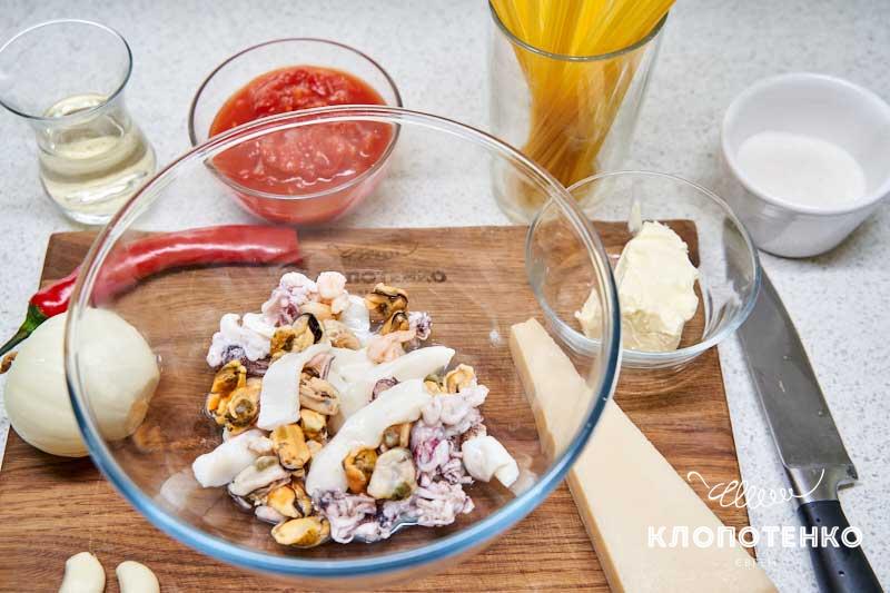 Подготовьте все ингредиенты для приготовления пасты с морепродуктами