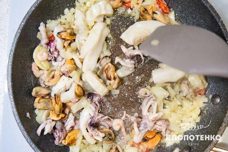 Добавьте в сковороду морепродукты