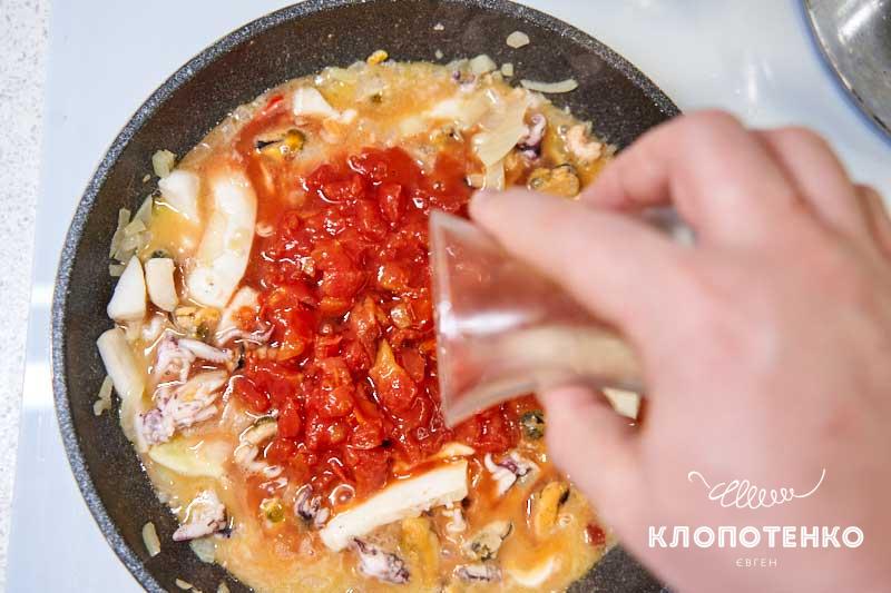 Добавьте томаты пелати и белое вино