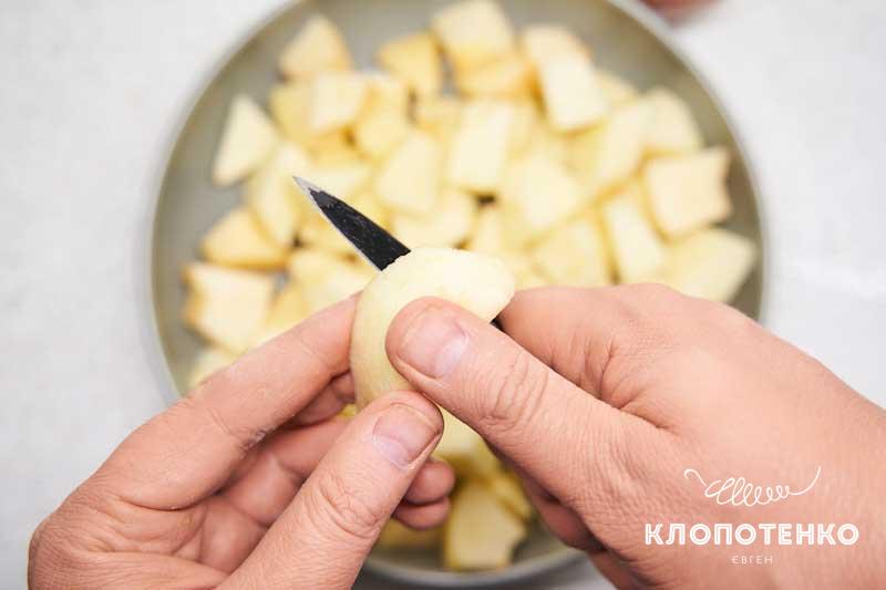 Нарежьте яблоки