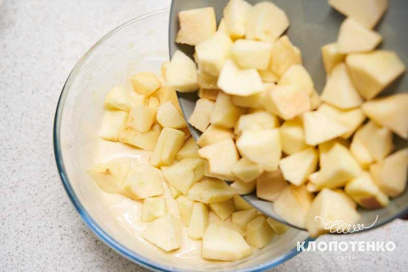 Высыпьте кусочки яблок в тесто