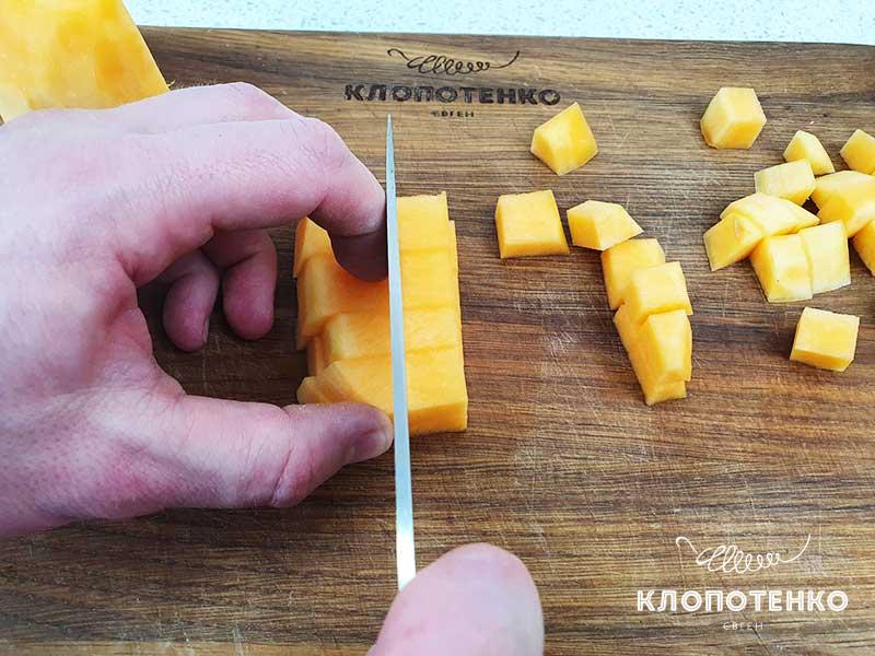 Тыкву нарежьте небольшим кубиком
