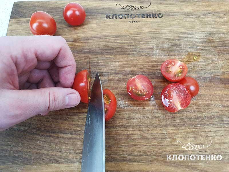 Нарежьте томаты черри