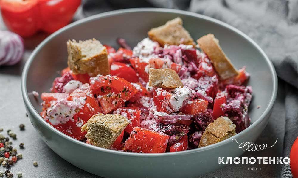 Салат со свеклой и сухариками из ржаного хлеба