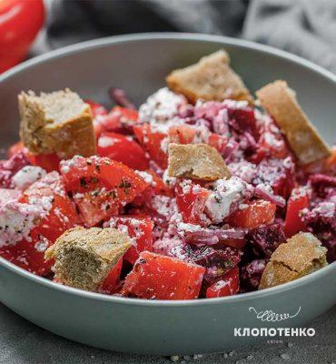 Салат со свеклой и сухариками из ржаного хлеба