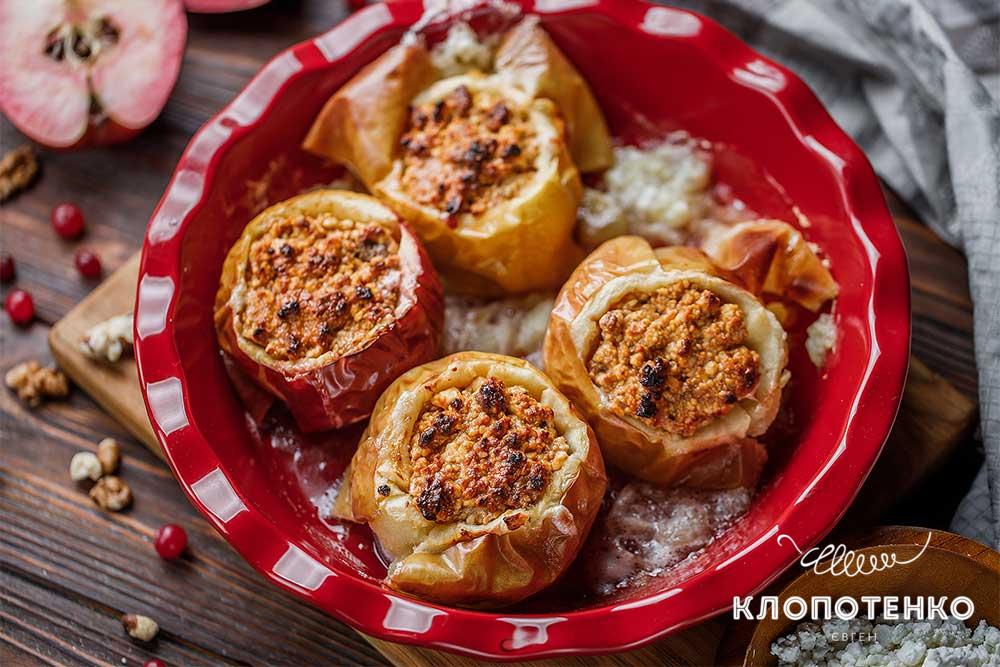 Запечені яблука з сиром